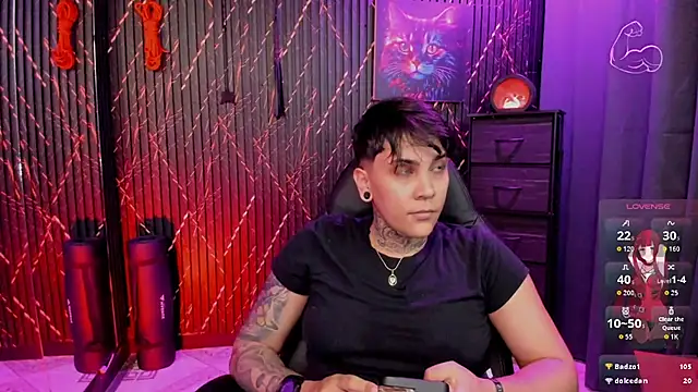 ZhoeStrong live sex cam