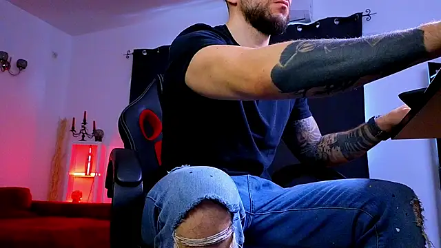 MightyAaron66 live sex cam