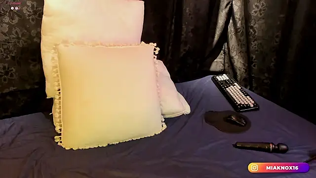 MiaKnox live sex cam