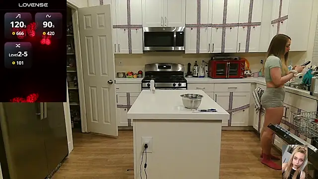 Blondiewithanass live sex cam