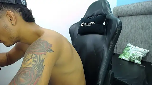 The_twinks_'s cam snapshot