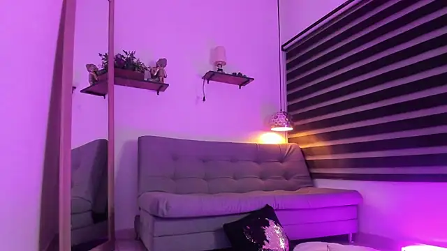 Ariana_Roussee's cam snapshot