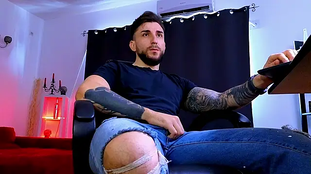 MightyAaron66 live sex cam