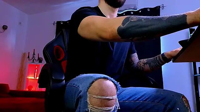 MightyAaron66 live sex cam