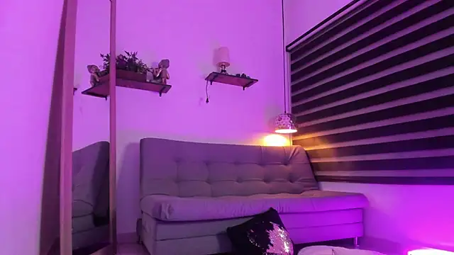 Ariana_Roussee's cam snapshot