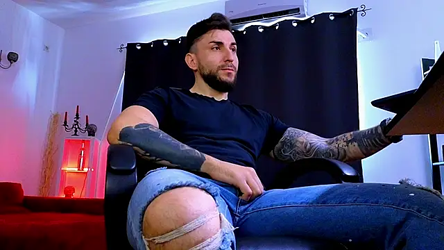 MightyAaron66 live sex cam