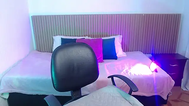 aura_bella_'s cam snapshot