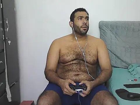 AlphaLatinoBear live sex cam