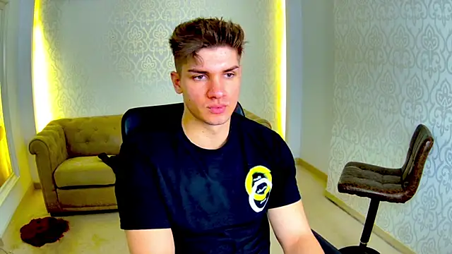 MaxKaiden live sex cam