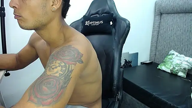 The_twinks_'s cam snapshot