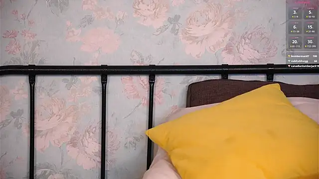 HollieCollelo live sex cam