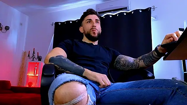 MightyAaron66 live sex cam