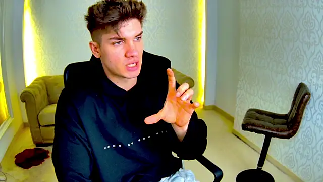 MaxKaiden live sex cam