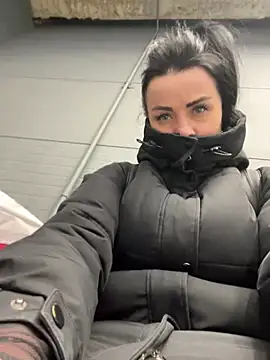 CrazzyChicks live sex cam