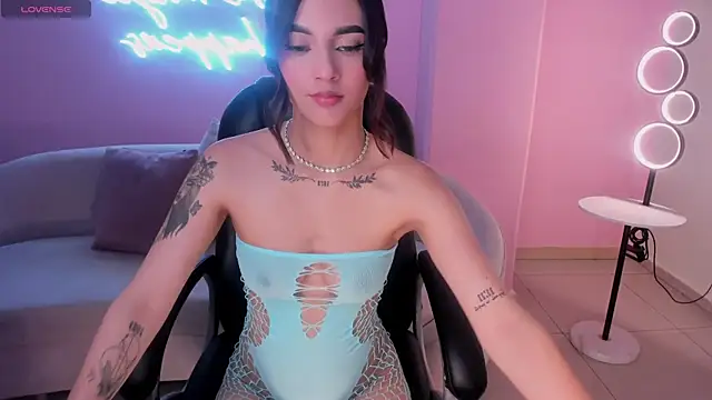 CarolineEvans_x's cam snapshot