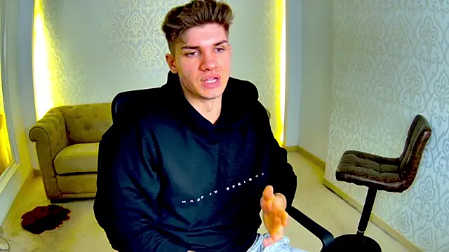 MaxKaiden live sex cam