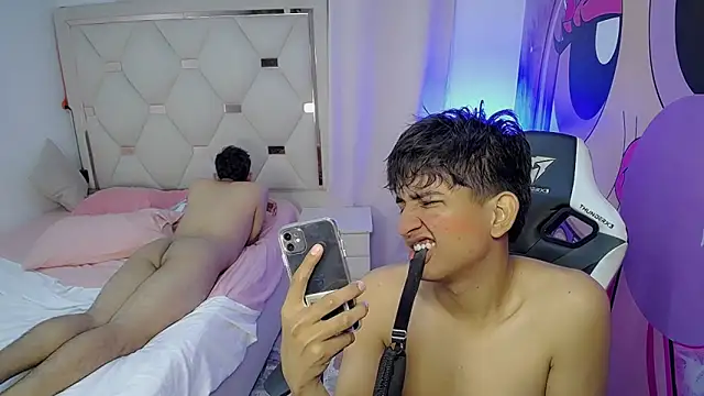 Maxwell_boys live sex cam
