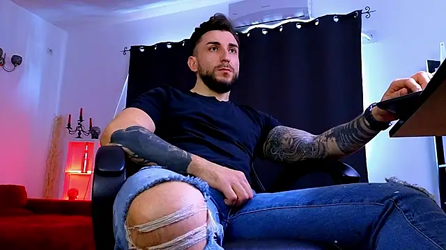 MightyAaron66 live sex cam