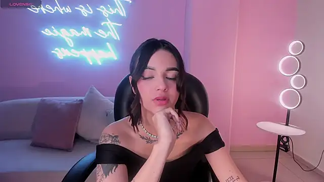 CarolineEvans_x's cam snapshot