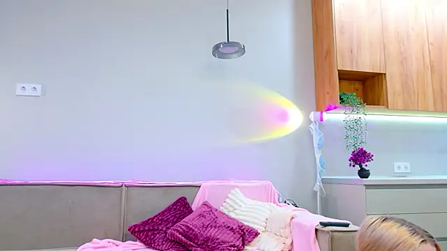 MidnightLily_'s cam snapshot