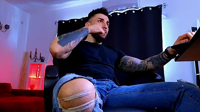 MightyAaron66 live sex cam