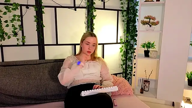 IvetteLabore's cam snapshot