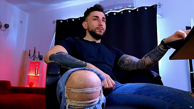 MightyAaron66 live sex cam