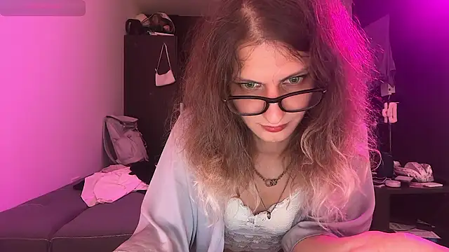 AlicePinkhead live sex cam