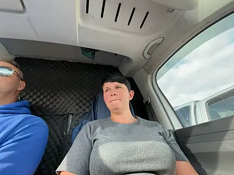 Reggie_roxie live sex cam