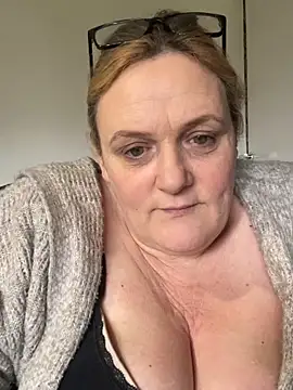 Busty-GilfQuinn's cam snapshot