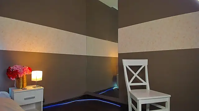 NikkiBustt live sex cam