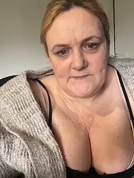 Busty-GilfQuinn live sex cam