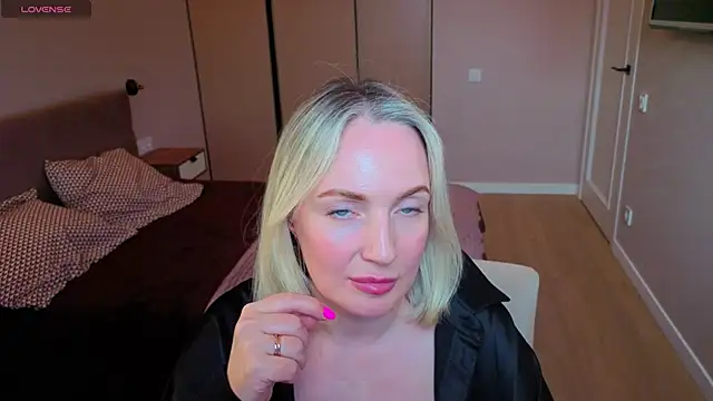 MonikaFoxys's cam snapshot