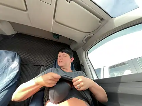 Reggie_roxie live sex cam