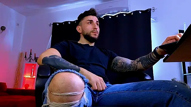 MightyAaron66 live sex cam