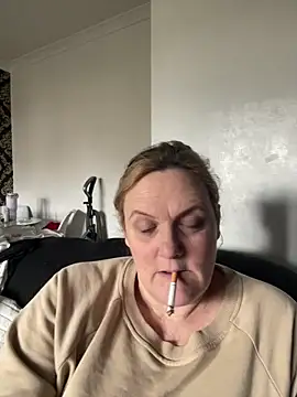 Busty-GilfQuinn's cam snapshot