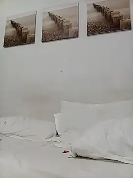 Divine_Beautyxx's cam snapshot