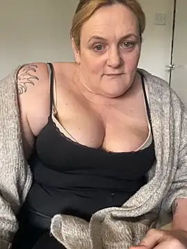 Busty-GilfQuinn's cam snapshot