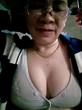 small-house123's cam snapshot