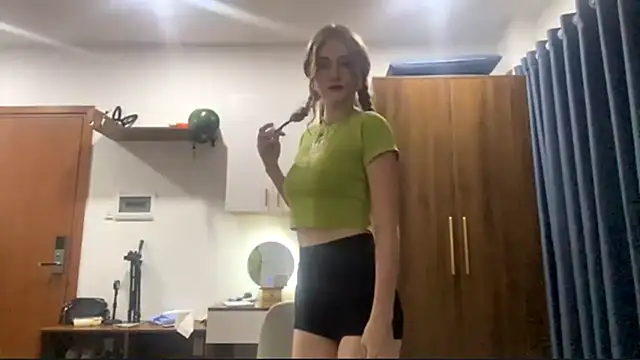 HotCheeseCake's cam snapshot