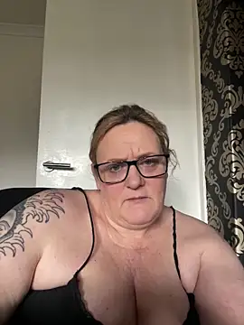 Busty-GilfQuinn's cam snapshot