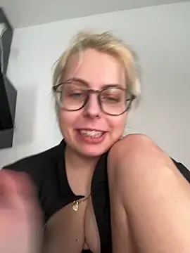 Livewithlucy live sex cam