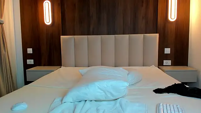 Saradiamond1 live sex cam