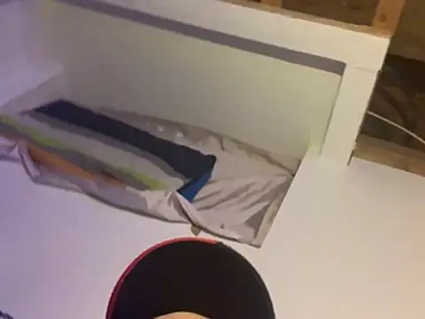 Pilote19 live sex cam