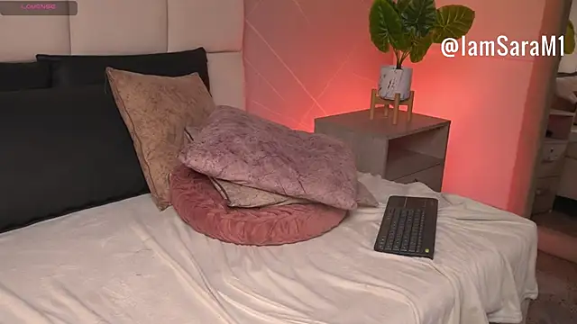 SaraMonroe1 live sex cam