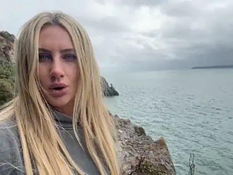 Elsa_24's cam snapshot