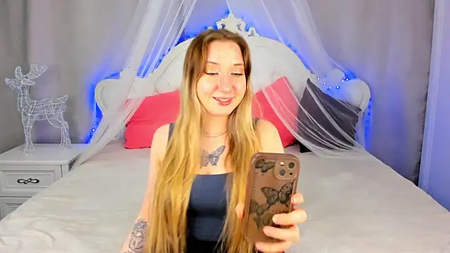 JollyBlondy's cam snapshot