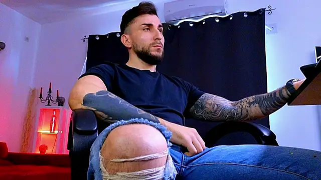 MightyAaron66 live sex cam