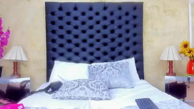 NahomiWhitel live sex cam