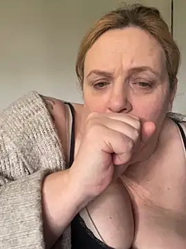 Busty-GilfQuinn's cam snapshot